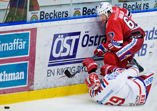 Per Hallin, Södertälje, i kamp om pucken med Kimmo