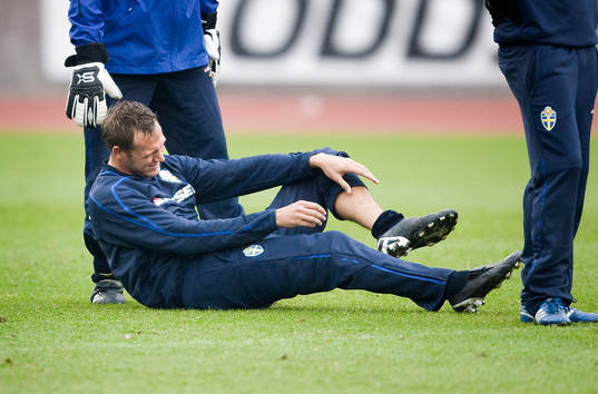 Andreas Granqvist grinar illa över en smäll på vristen