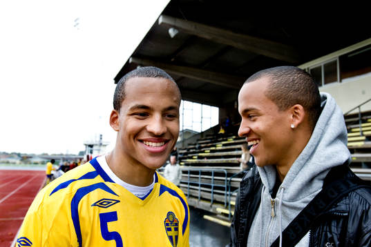 Martin Olsson, Blackburn Rovers, med sin tvillingbror
