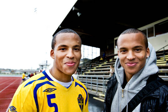 Martin Olsson, Blackburn Rovers, med sin tvillingbror