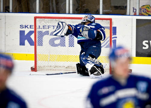 Joakim Lundström, Målvakt, kastar iväg pucken i raseri