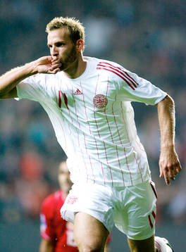 Sören Larsen, gör 1-0. Jubel