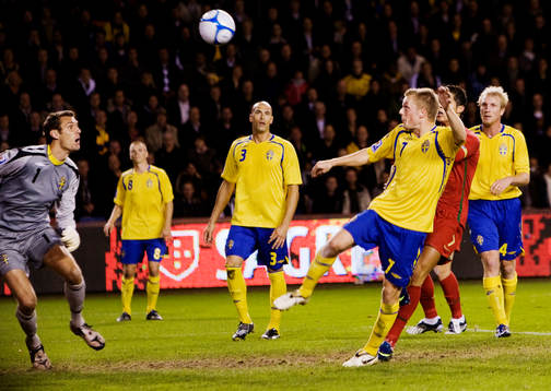 Sebastian Larsson, Sverige, slår bort en boll framför mål