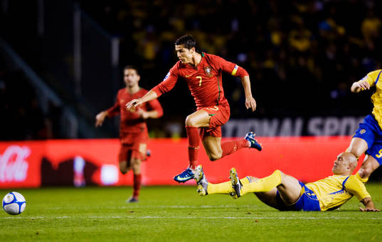 Daniel Majstorovic, Sverige, tacklar Cristiano Ronaldo,