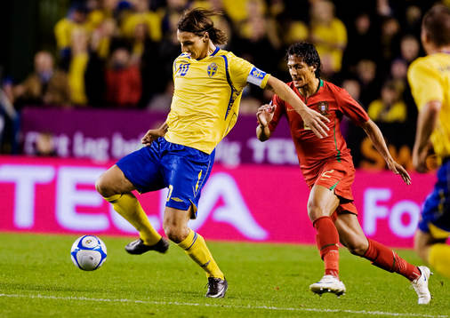 Zlatan Ibrahimovic, Sverige, jagas av Bruno Alves, Portugal