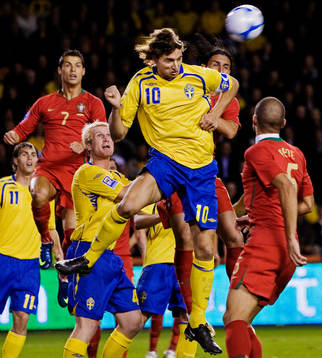 Zlatan Ibrahimovic, Sverige, nickar bort bollen på en