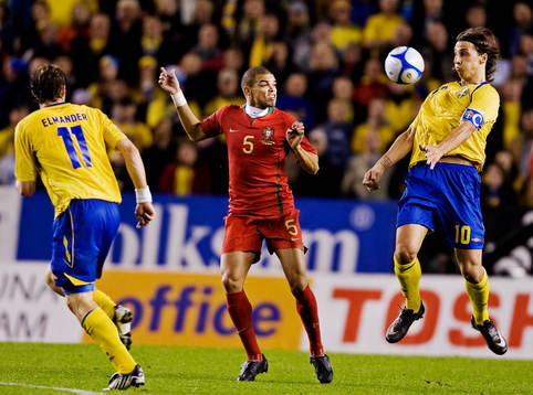 Zlatan Ibrahimovic, Sverige, tar ner bollen framför Pepe,