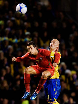Cristiano Ronaldo, Portugal, i luftduell mot Daniel