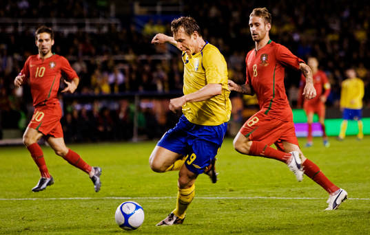 Kim Källström, Sverige, dribblar med bollen