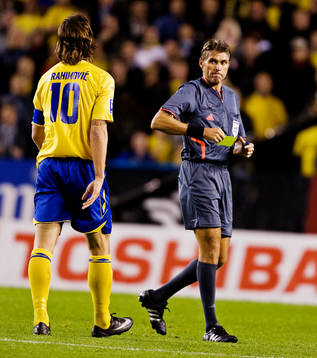 Roberto Rosetti, domare, ger Zlatan Ibrahimovic, Sverige,