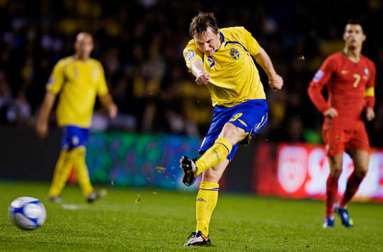 Kim Källström, Sverige, skjuter