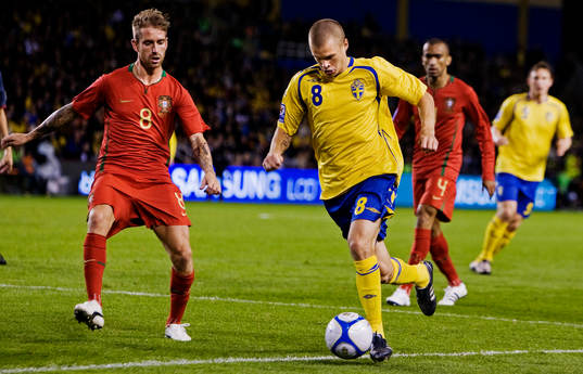 Samuel Holmén, Sverige, utmanar Raul Meireles, Portugal