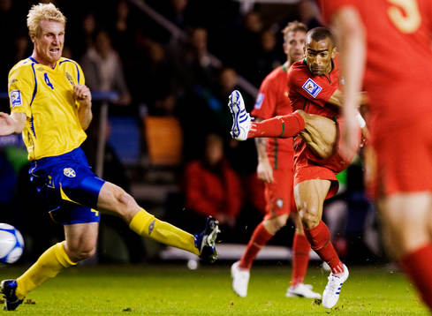 José Bosingwa, Portugal, skjuter förbi Petter Hansson,