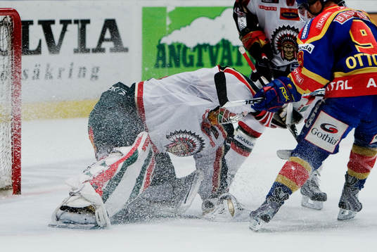 Kristofer Ottosson, Djurgården, sprutar ner Ari Ahonen,