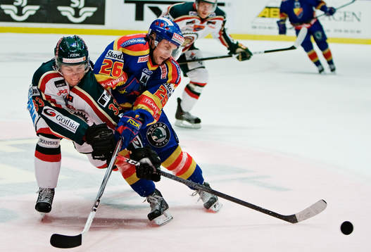 Riku Hahl, Frölunda, och Tim Eriksson, Djurgården, i kamp