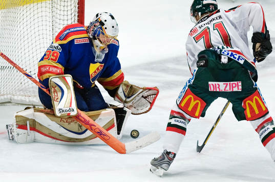 Tomi Kallio, Frölunda, är nära att göra mål på Stefan
