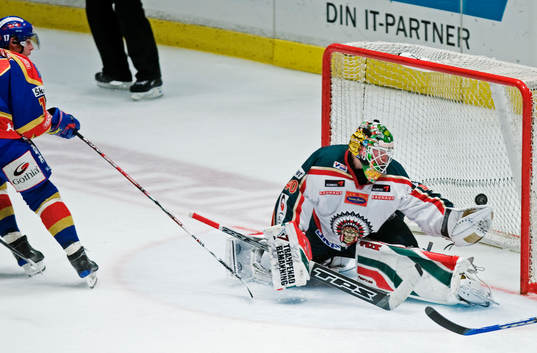 Niklas Anger, Djurgården, skjuter en puck som går i