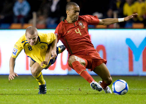 José Bosingwa drar Samuel Holmén i tröjan