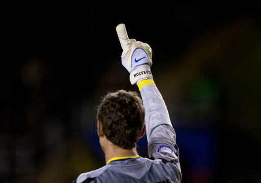 Andreas Isaksson, målvakt. Hand, handske, pekar