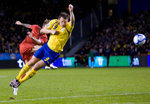 Kim Källström försöker stoppa Raul Meireles skott