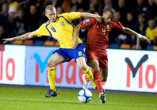 José Bosingwa drar Samuel Holmén i tröjan