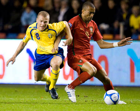 José Bosingwa drar Samuel Holmén i tröjan