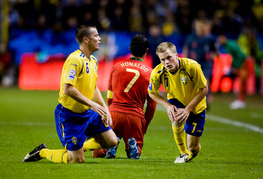 Daniel Andersson och Sebastian Larsson, Sverige, stoppar