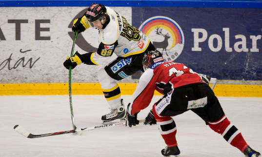 Mikael Backlund rensar undan framför 2-målsskytten