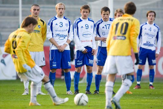 Bröderna Daniel och Zoran Jovanovic slår frispark och nr.