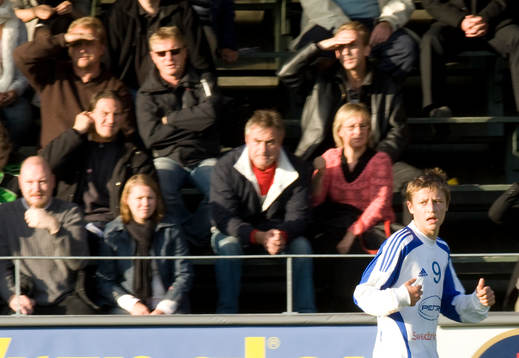 Simon Thern, 16 år, på plan och pappa Jonas Thern