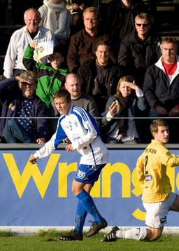 Simon Thern, 16 år, på plan och pappa Jonas Thern