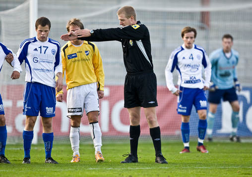 Patrik Magnetorp, domare, dirigerar, pekar