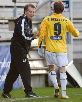 IFK-tränaren Bo Mårtensson tackar 2-målsskytten Daniel