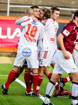 Shepyim Hasani har satt en straff och gratuleras med en
