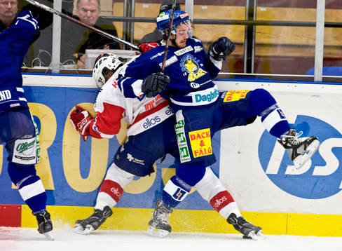 Daniel Olsson, Sundsvall tacklar Mats Hansson, Borås