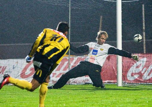 Paulinho sätter 2-0 för Häcken bakom Mattias Asper i