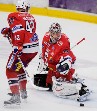 Björn Bjurling, målvakt, räddar ett skott