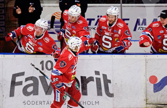 Linus Klasen, Södertälje, gratuleras till sitt mål