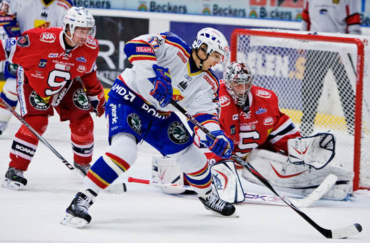 Niklas Anger, Djurgården, oroar framför Björn Bjurling,