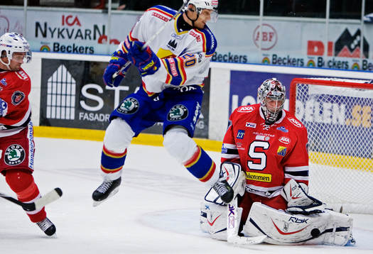 Christian Eklund, Djurgården, hoppar över pucken som