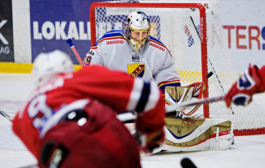 Topi Jaakola, Södertälje, skjuter pucken utanför Stefan