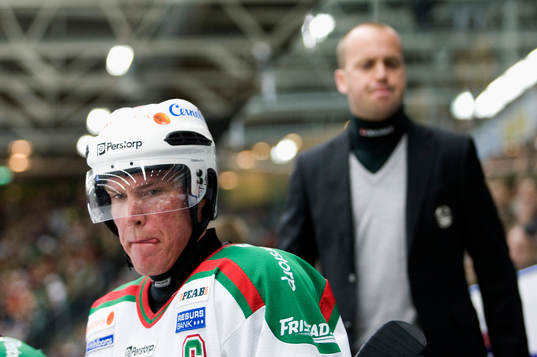 Kenny Jönsson sammanbiten och Peter Johansson, tränare