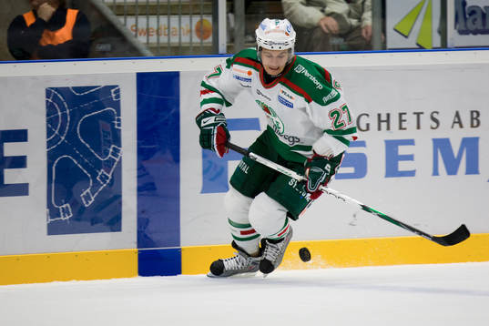 Johannes Salmonsson, har ögonen på pucken