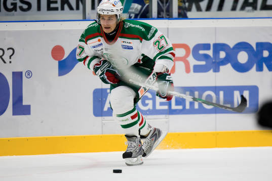 Johannes Salmonsson, har ögonen på pucken