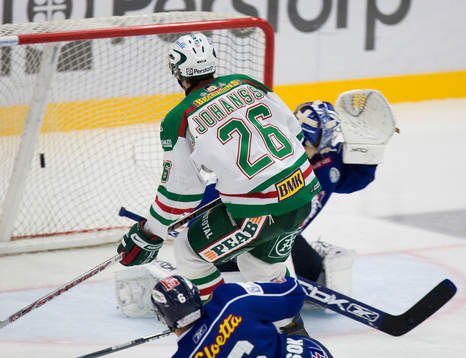 Segermålet 3-2, Jakob Johansson, bakom Jonas Fransson