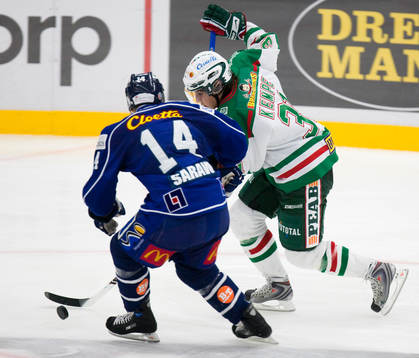 Mario Kempe trampar förbi Pekka Saravo