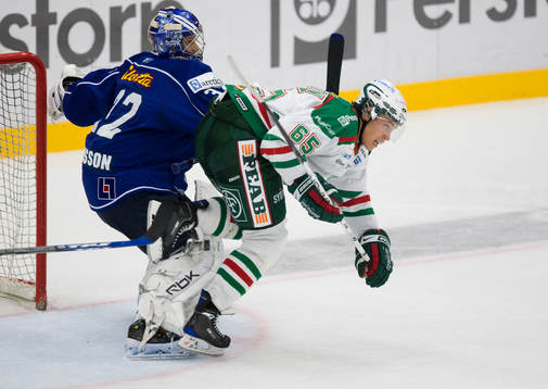 Linköpings målvakt Jonas Fransson trycker till Andrée