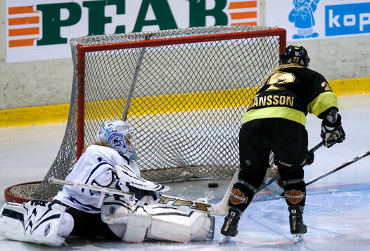 Isabell Jordansson, AIK slår in pucken bakom Anna Hagberg,