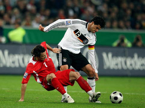 Michael Ballack, Tyskland och Simon Davies, Wales, i