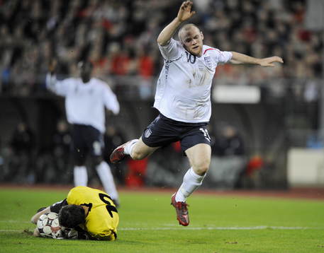 Wayne Rooney, England och Yury Zhevnov, Vitryssland